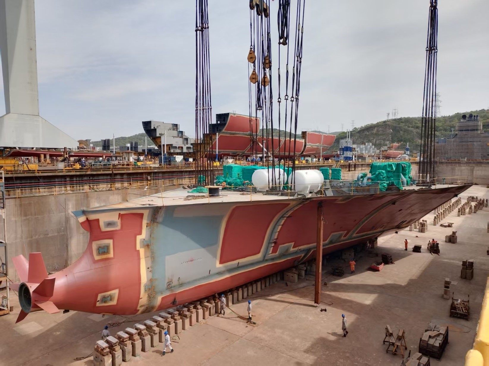 常石造船中國(guó)基地，以全球首艘甲醇燃料 5900TEU 型集裝箱運(yùn)輸船挑戰(zhàn)嶄新的未來(lái)